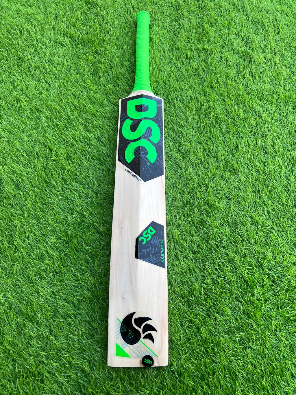4188-DSC English Willow Cricket Bat – Power and Precision