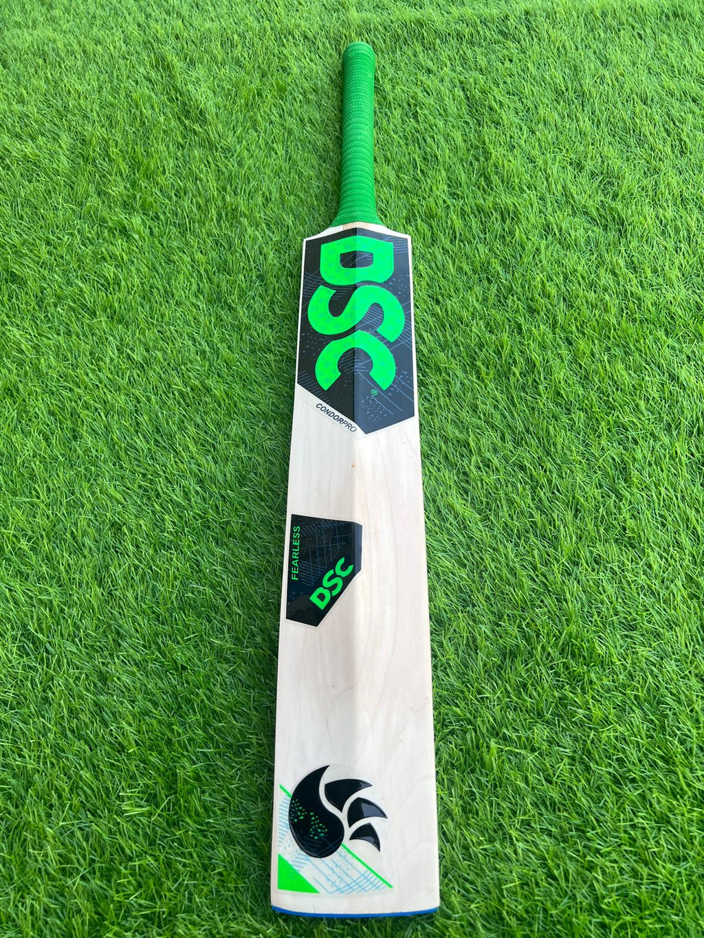 4246-DSC Kashmiri Willow Cricket Bat – Lightweight Power for Practice & Match Day