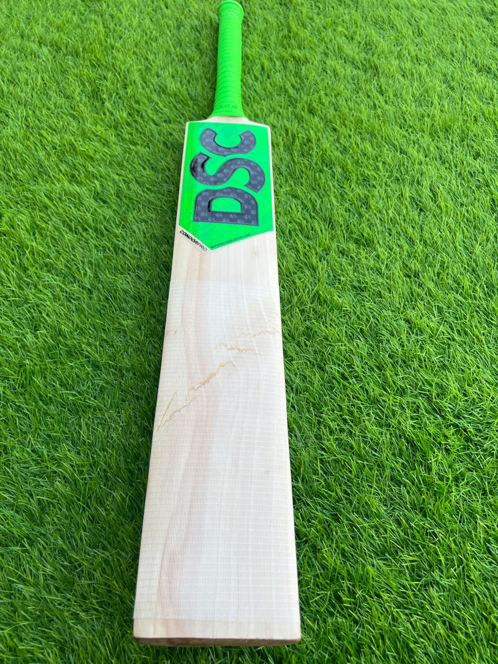 4188-DSC English Willow Cricket Bat – Power and Precision
