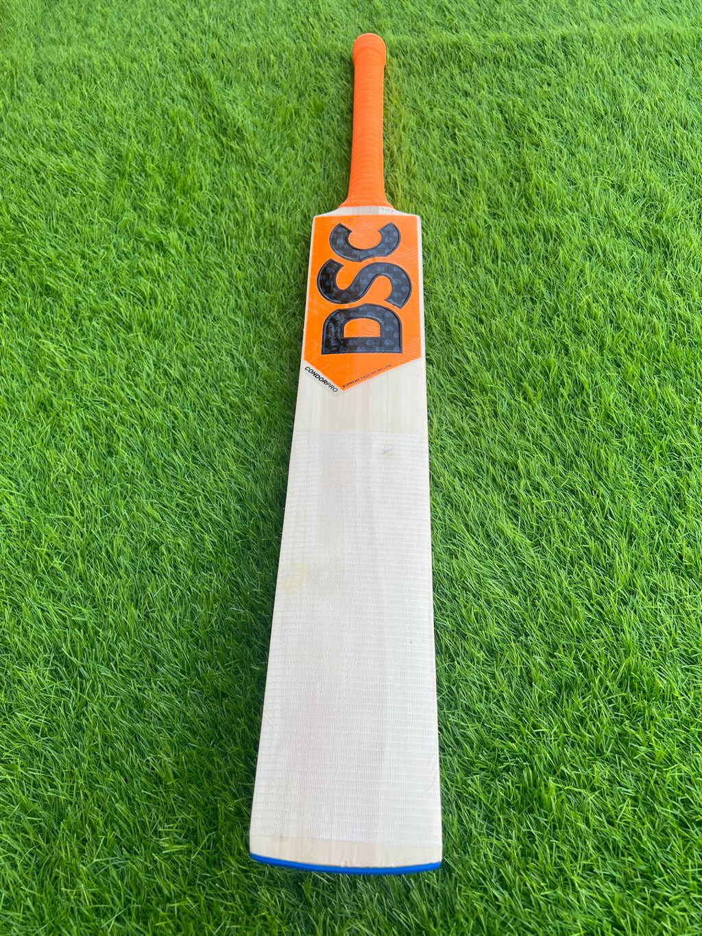 4246-DSC Kashmiri Willow Cricket Bat – Lightweight Power for Practice & Match Day