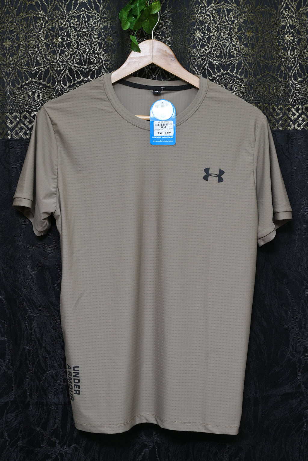 1015-Classic Men’s Shirt – Smart Fit, Small Logo Print, Round Neck