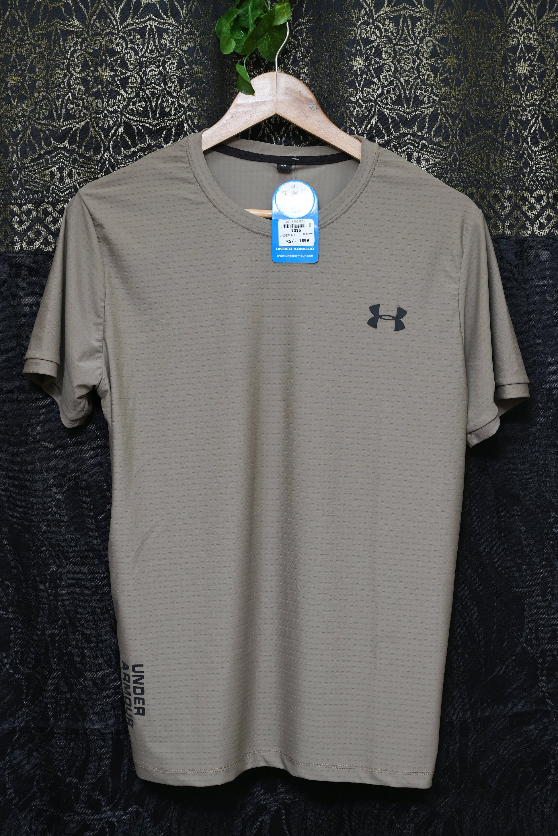 1015-Classic Men’s Shirt – Smart Fit, Small Logo Print, Round Neck