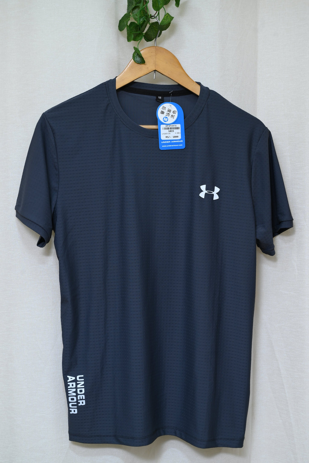 1015-Classic Men’s Shirt – Smart Fit, Small Logo Print, Round Neck